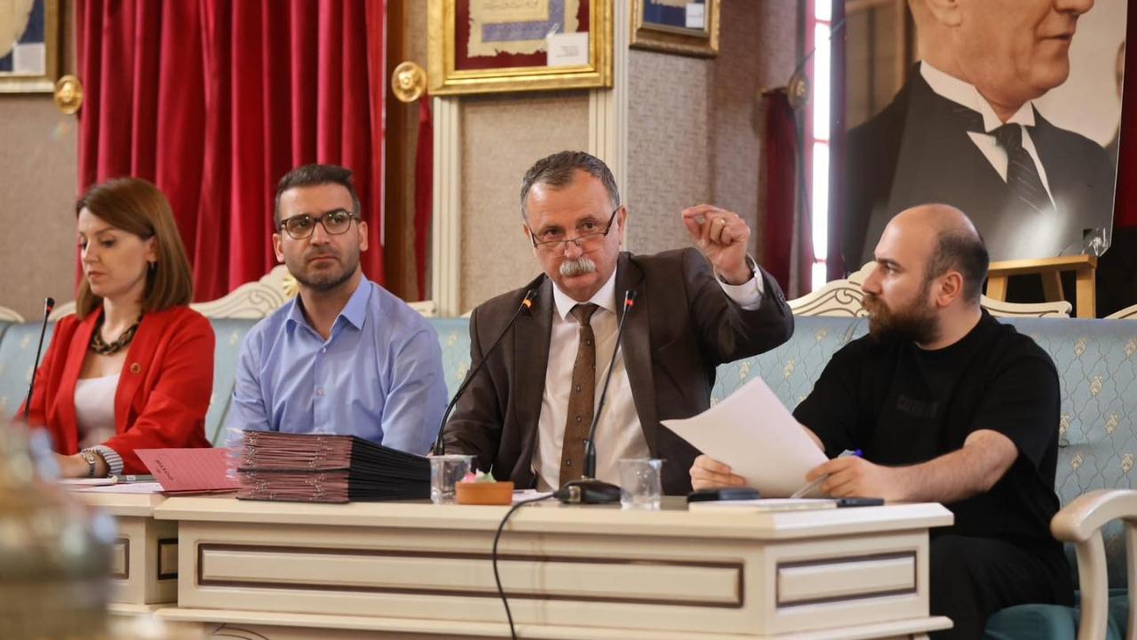 Yunusemre Meclisi’nde Özgür Özel Tartışması