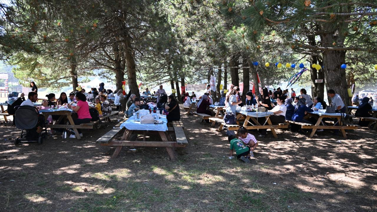 Manisa'da Koruyucu Aileler Spil Dağı'nda Buluştu