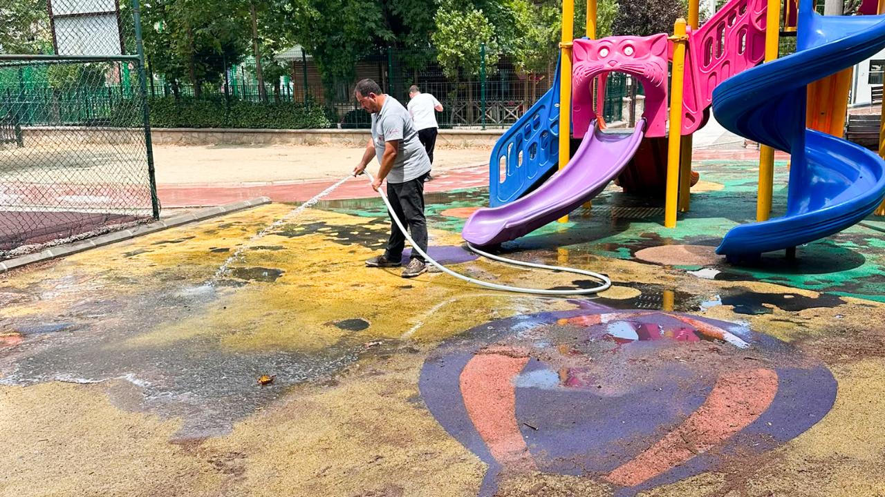 Yunusemre Belediyesi Parkları Hijyenik Hale Getiriyor