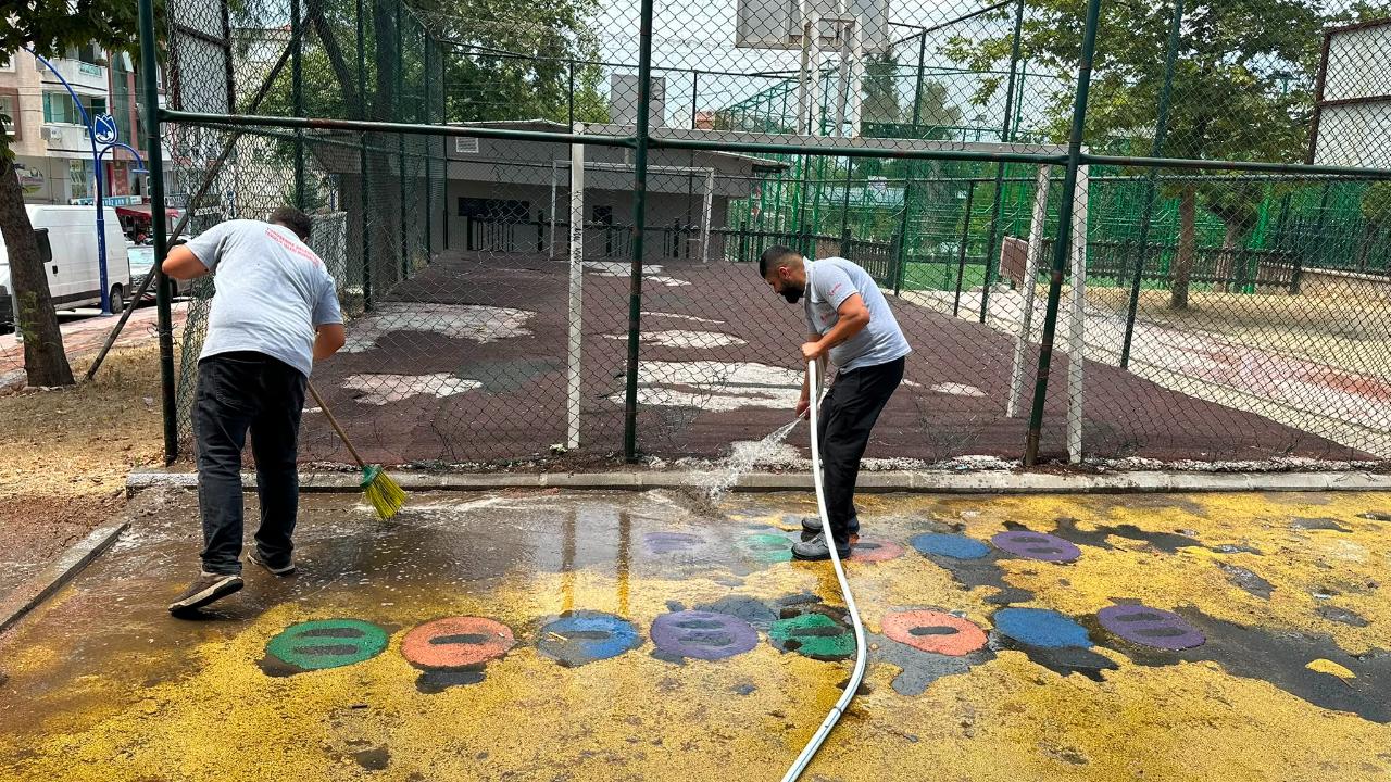 Yunusemre Belediyesi Parkları Hijyenik Hale Getiriyor
