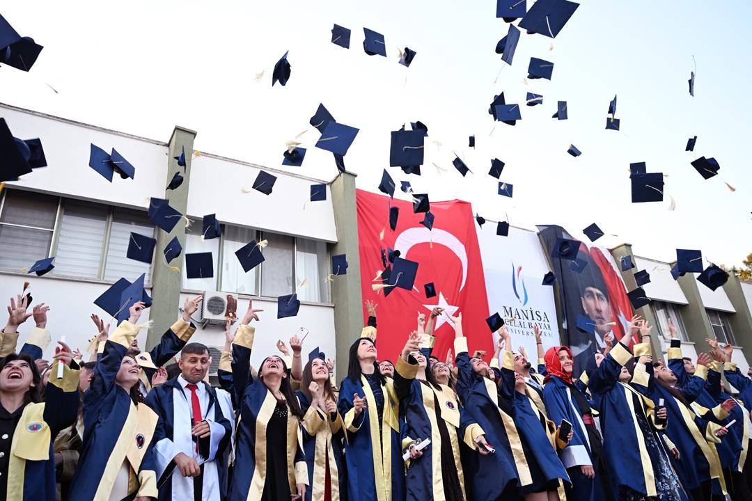 Akhisar Yerleşkesinde Çifte Mezuniyet Coşkusu