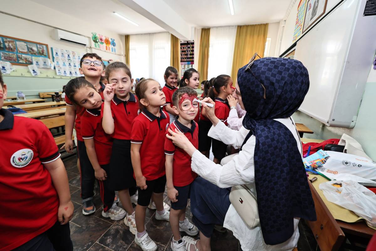 Manisa'da Okuma Yazma Öğrenen Minik Hamza'dan Örnek Davranış