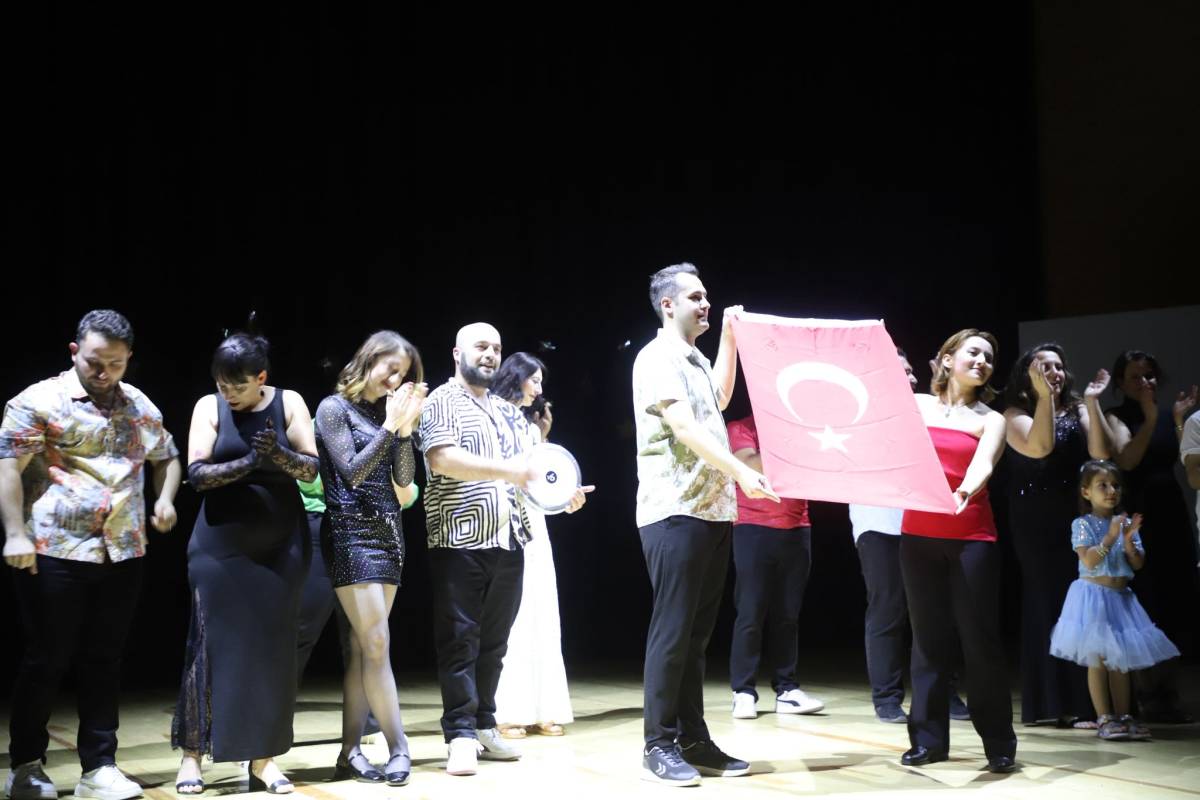 Turgutlu’da 90’lar Türkçe Pop Gecesiyle Nostalji Rüzgarı Esti