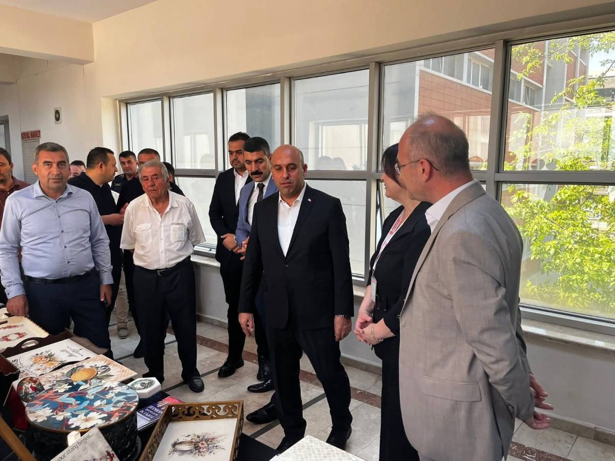 Akhisar'da TRSM Danışanlarının El Emeği Sergisi Açıldı
