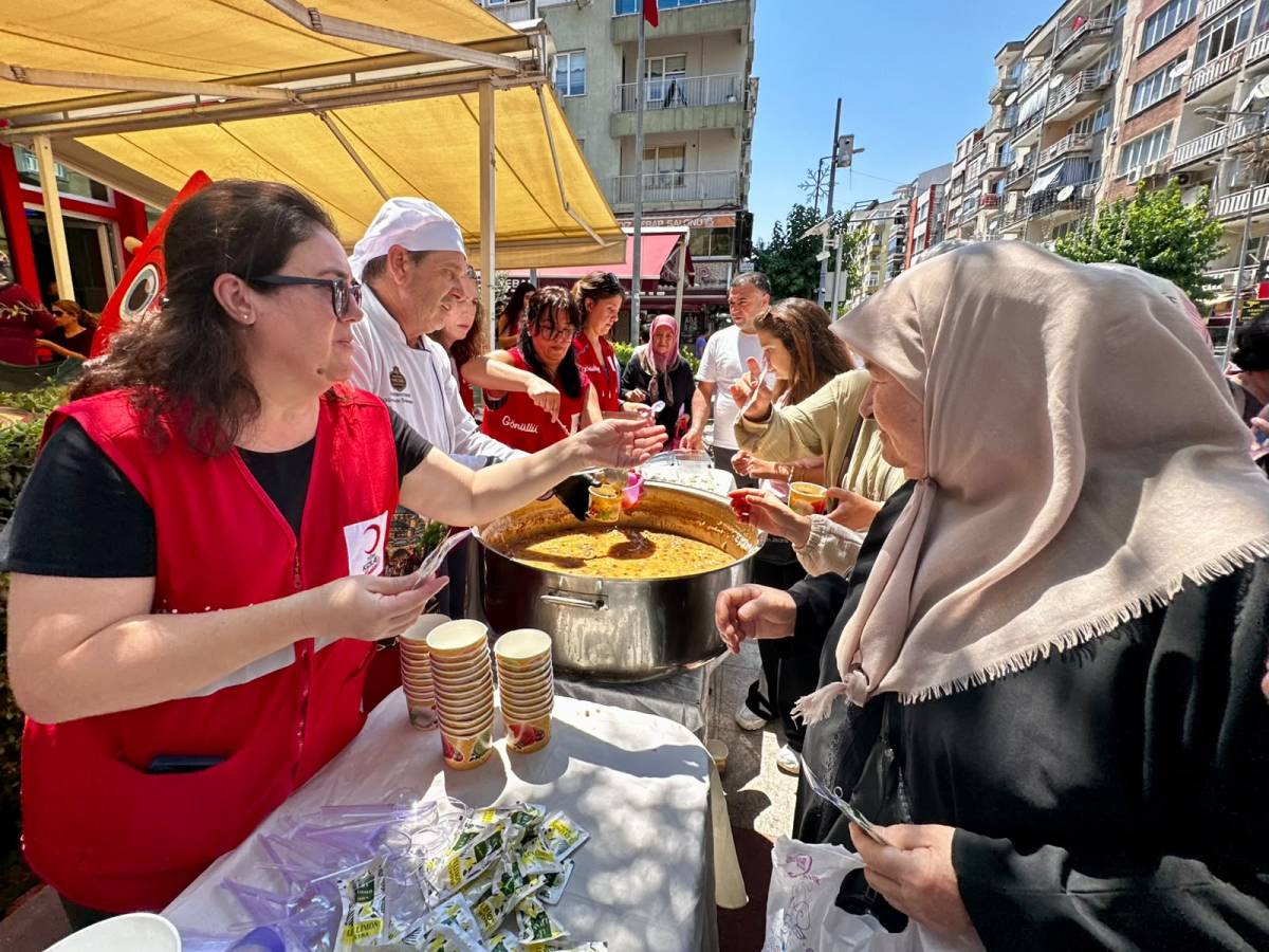 Kızılay Manisa'da Bin Kişilik Aşure Dağıttı