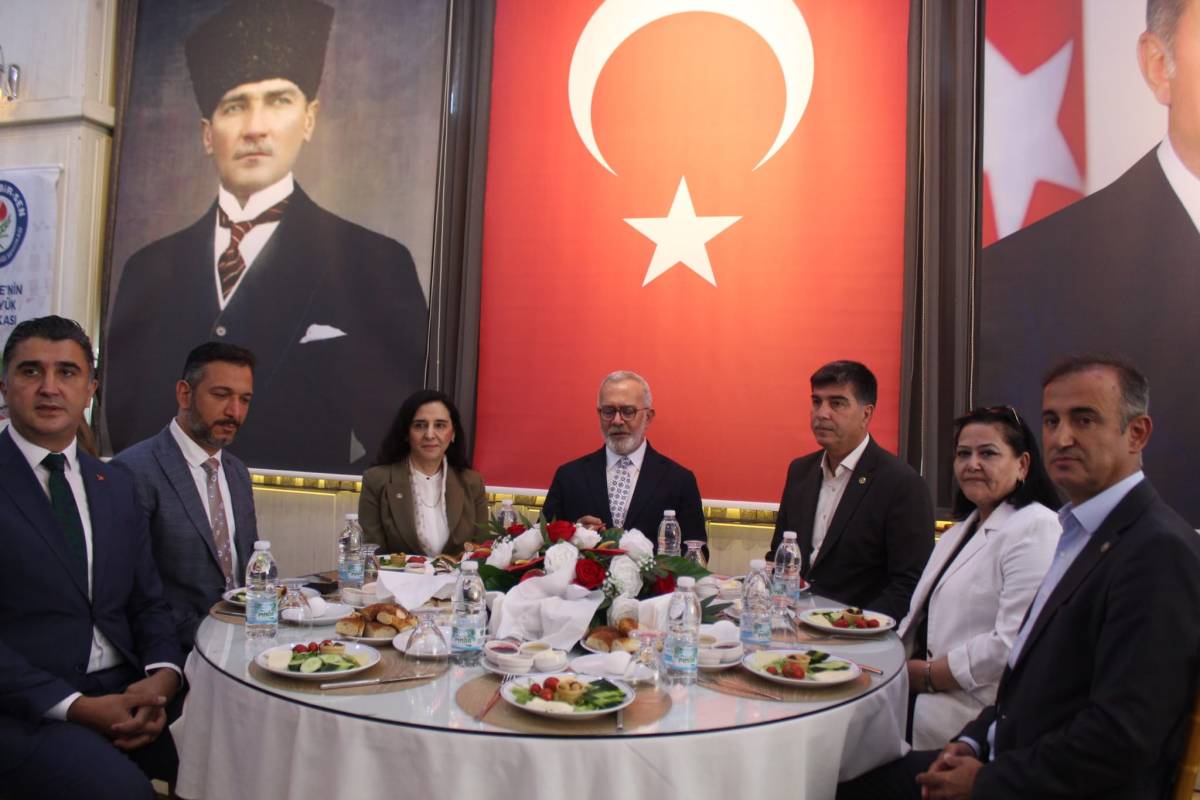 Memur-Sen ve Eğitim-Bir-Sen Manisa’da Buluştu: “Türkiye Yüzyılı’nın Sahadaki Mimarları Kamu Çalışanlarıdır”