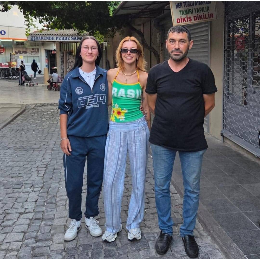 Müzik Dünyasından Bir Lezzet Durağı: Mina Solak Akhisar Köftesini Tadıp Tam Not Verdi