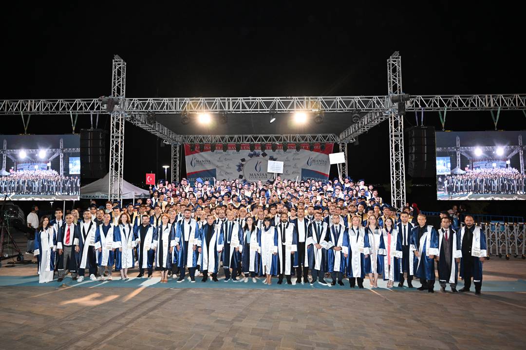 MCBÜ Teknik Bilimler MYO’da Mezuniyet Coşkusu: 500’ü Aşkın Öğrenci Kep Attı