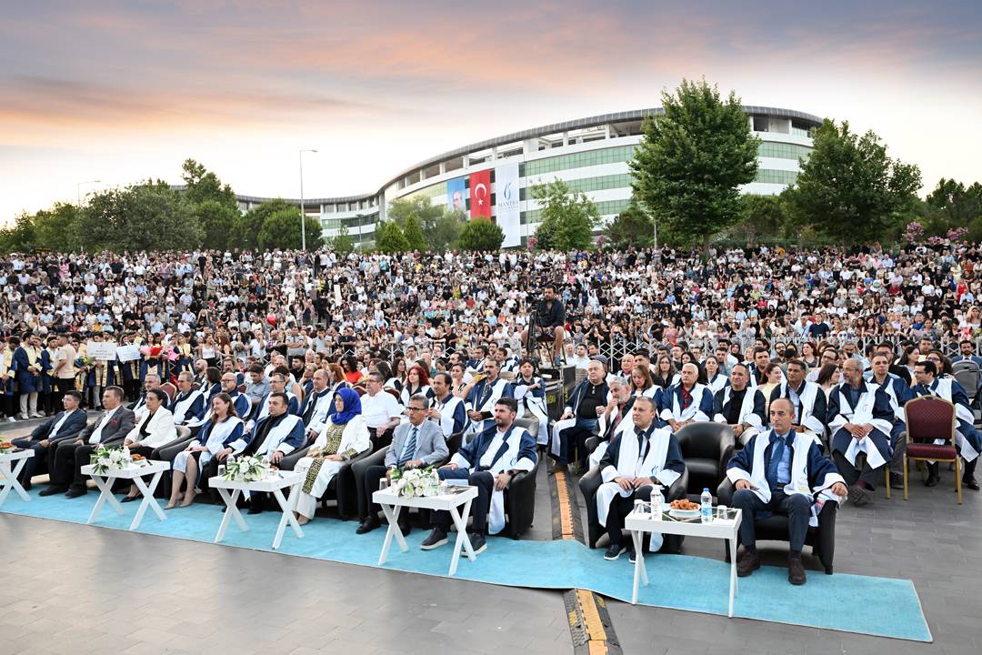 MCBÜ Mühendislik ve Doğa Bilimleri Fakültesi’nde Mezuniyet Coşkusu