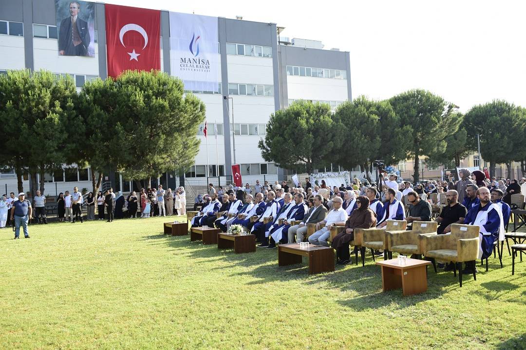 MCBÜ İlahiyat Fakültesi’nde Mezuniyet Coşkusu