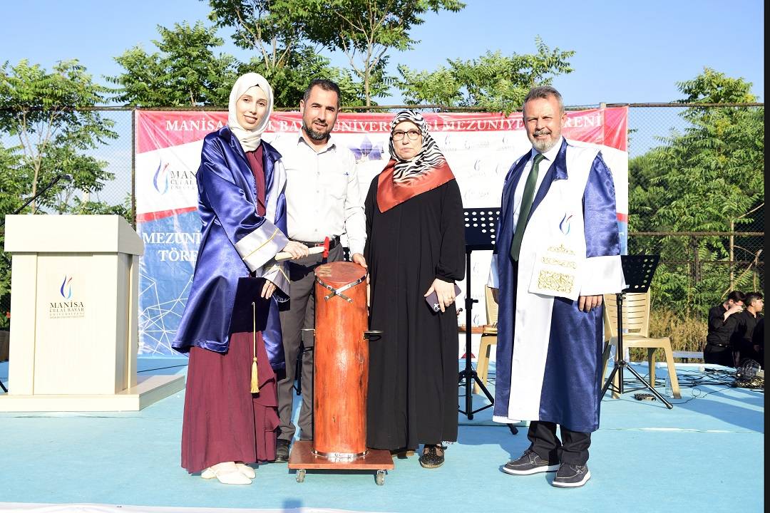 MCBÜ İlahiyat Fakültesi’nde Mezuniyet Coşkusu