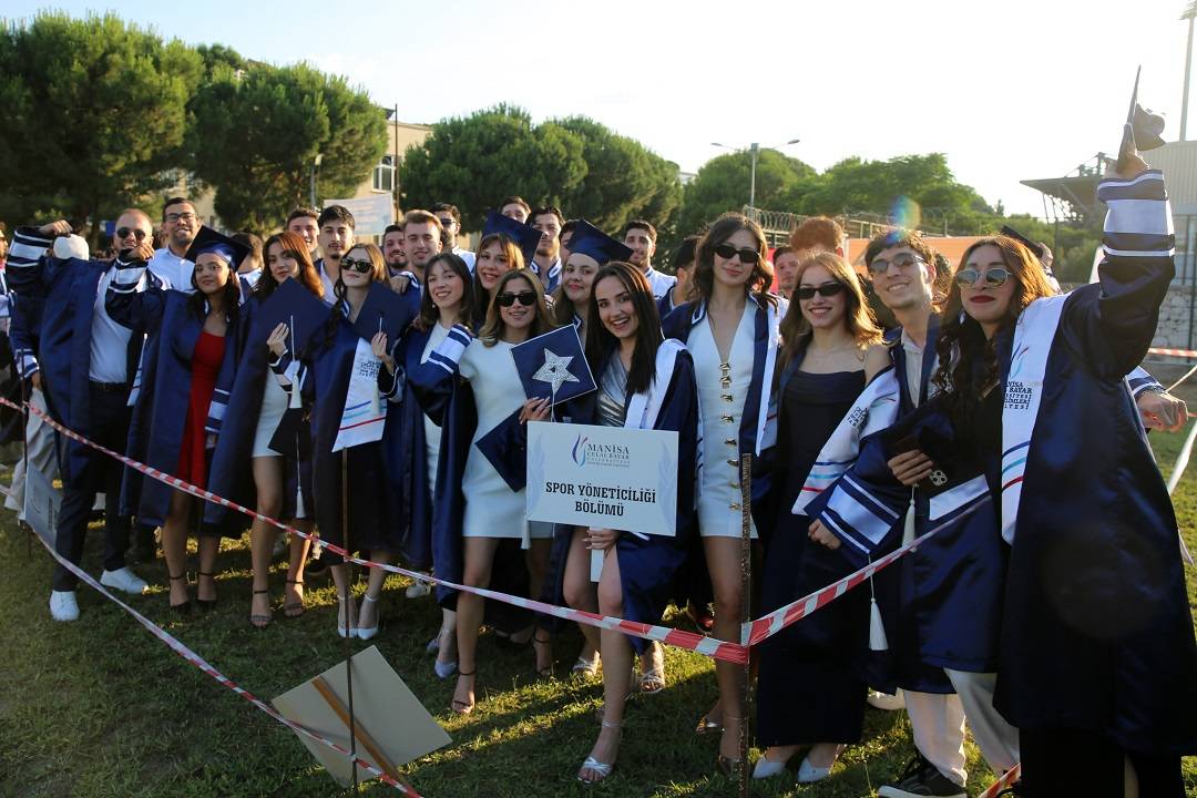 MCBÜ Spor Bilimleri Fakültesi’nde Mezuniyet Coşkusu