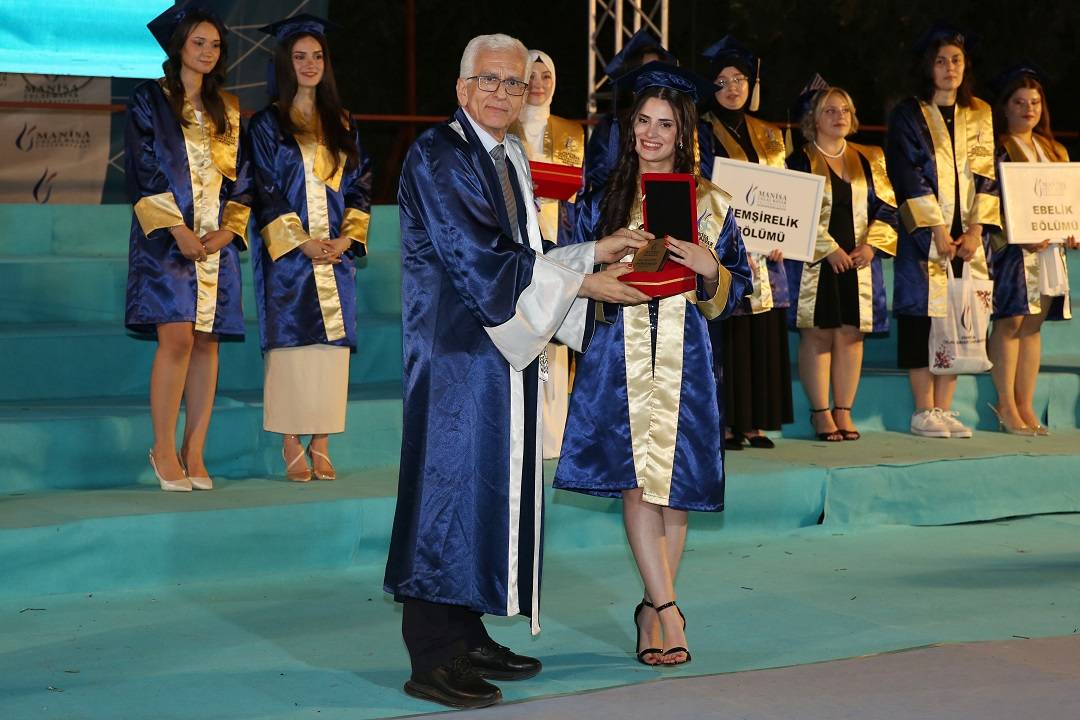 MCBÜ’de Sağlık Profesyonelleri Mezuniyetle Umuda ve Şifaya İlk Adımı Attı