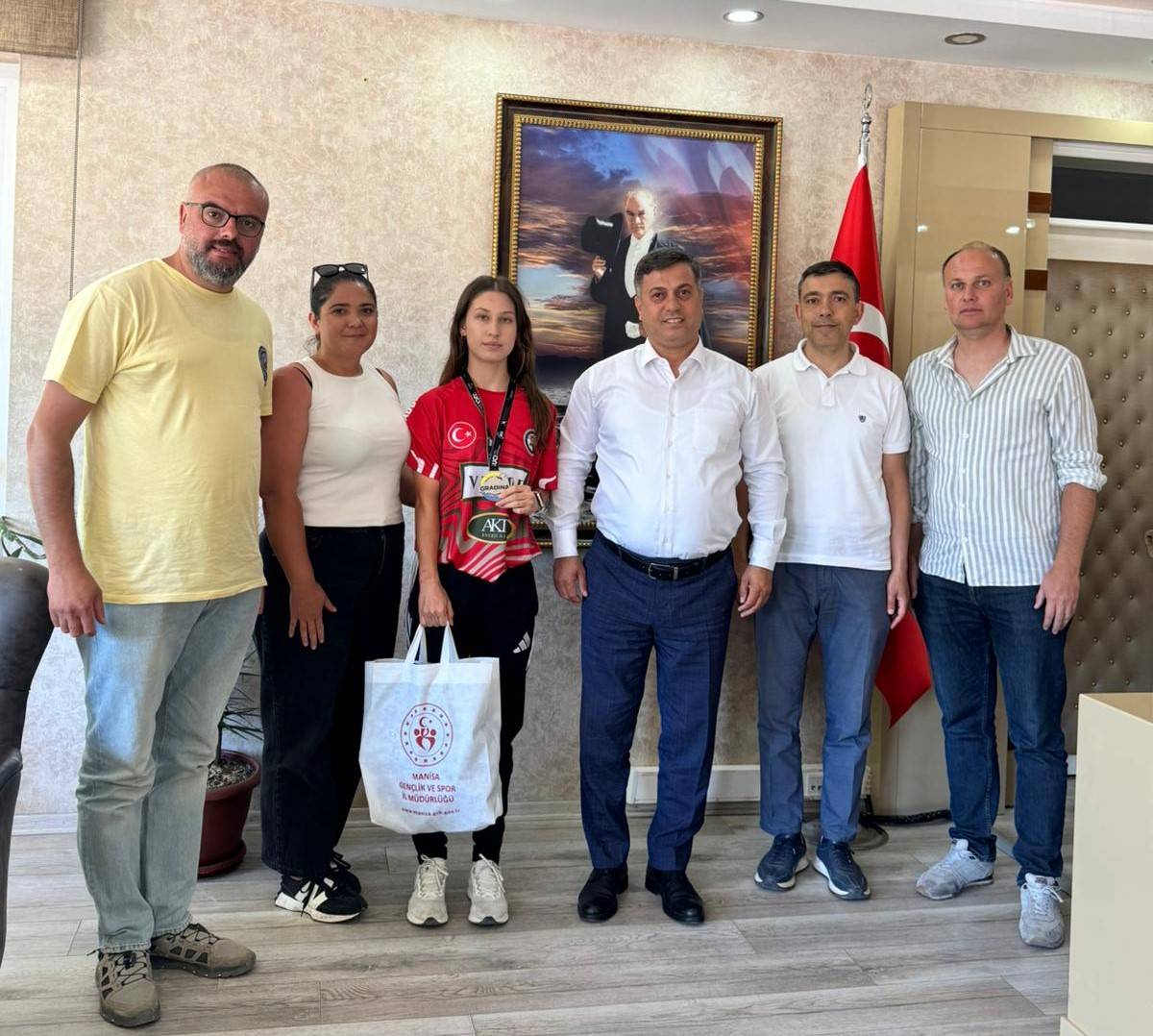 Öztürk’ten Balkan İkincisi Nazife Tuncel’e Tebrik ve Ödül