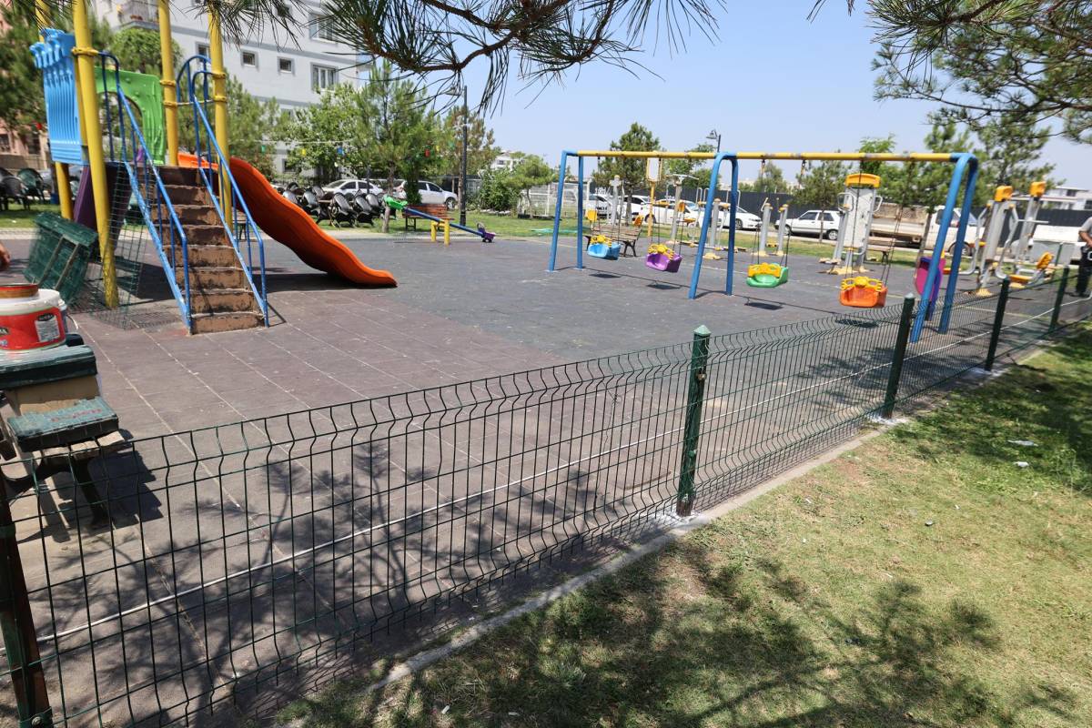 Şehzadeler'de Parklar Yenileniyor: Çocuklar İçin Güvenli Oyun Alanları