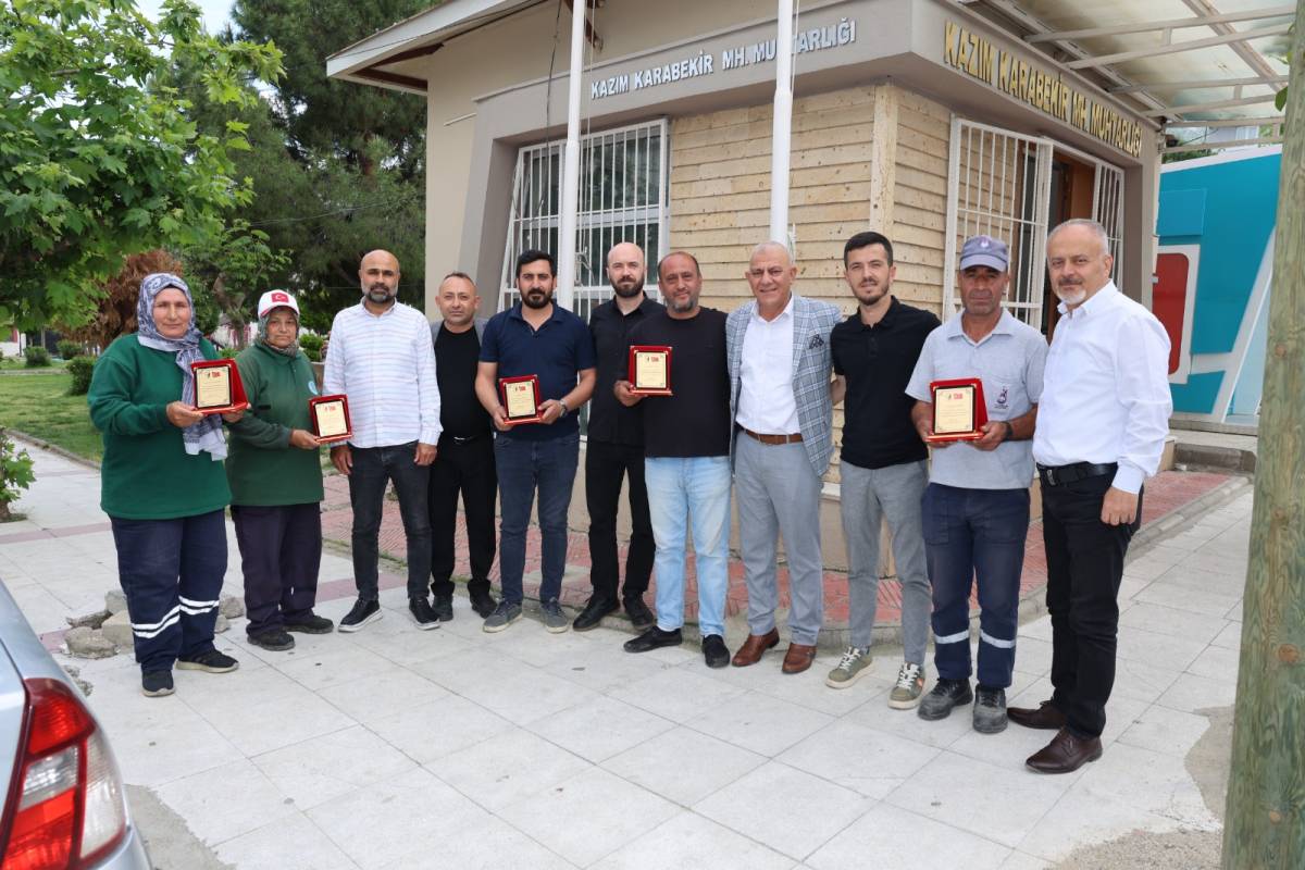 Kazım Karabekir'de Temizlik İşçilerine Vefa Plaketi