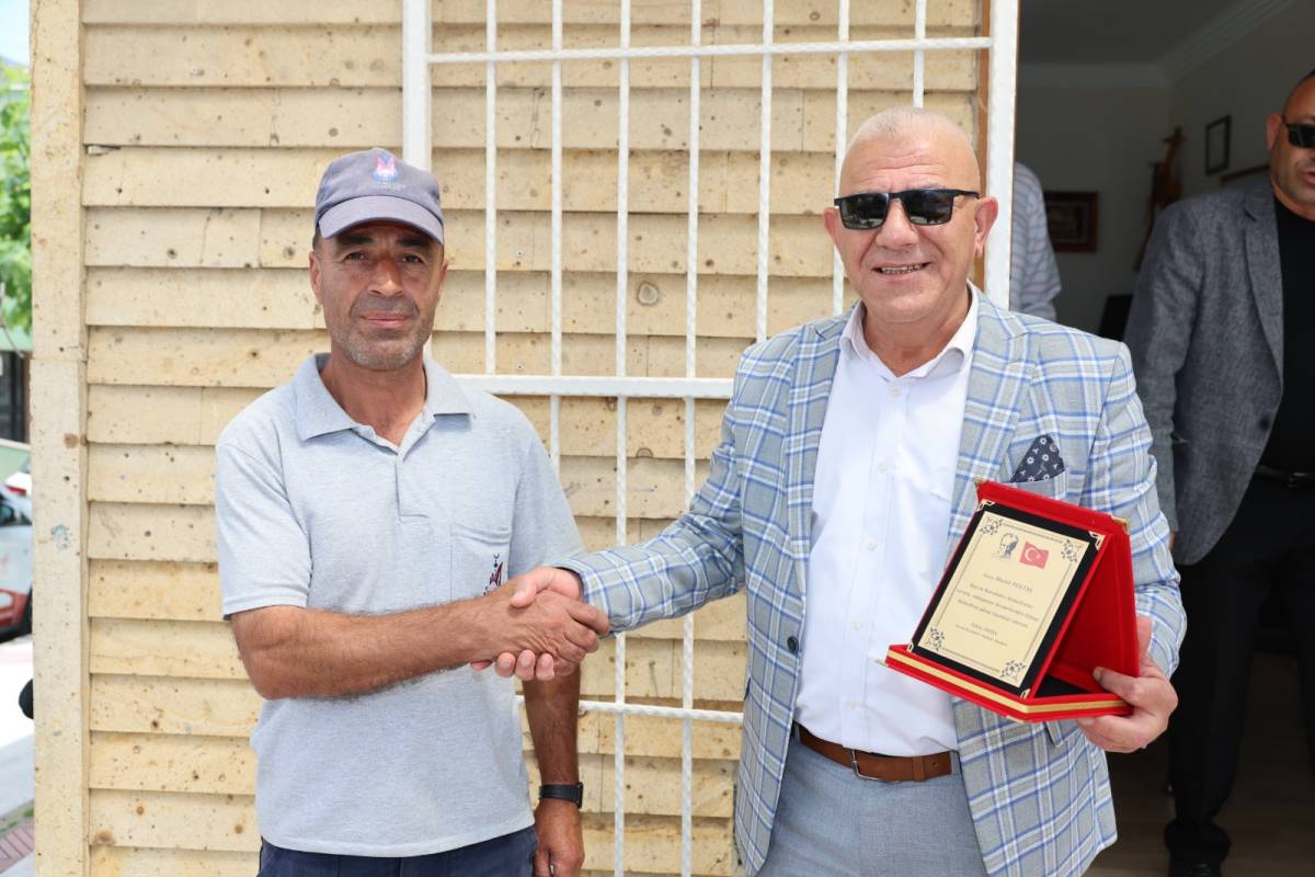 Kazım Karabekir'de Temizlik İşçilerine Vefa Plaketi