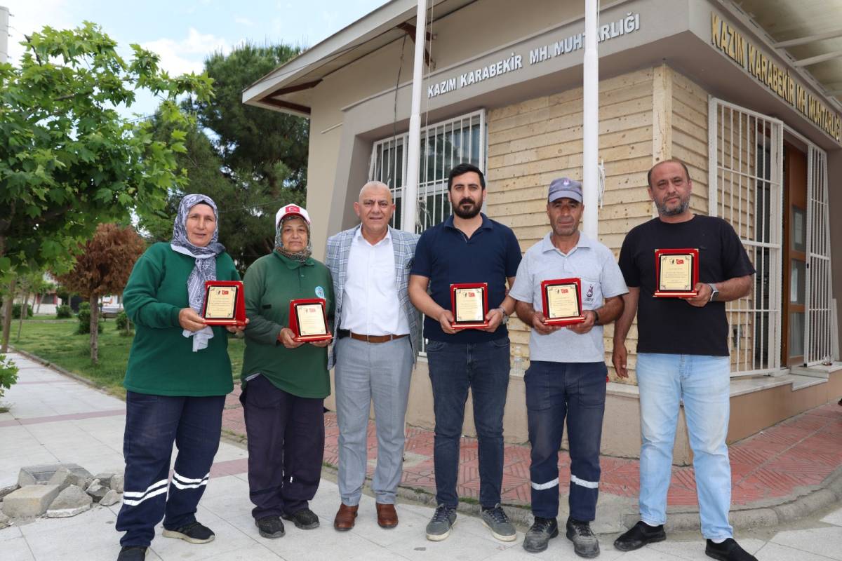 Kazım Karabekir'de Temizlik İşçilerine Vefa Plaketi