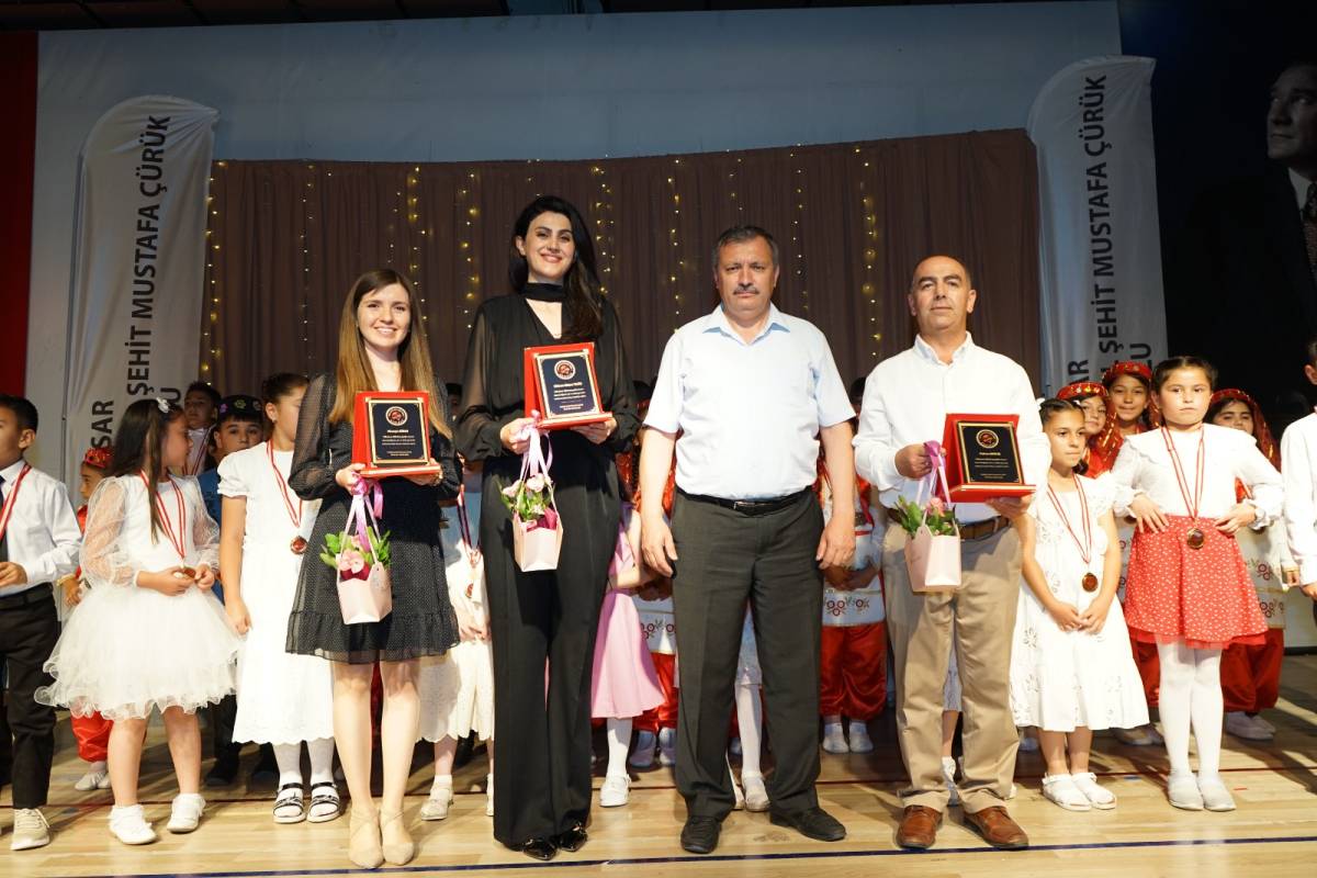 İLKOKUL ÖĞRENCİLERİNDEN MUHTEŞEM ŞİİR VE TÜRKÜ GECESİ