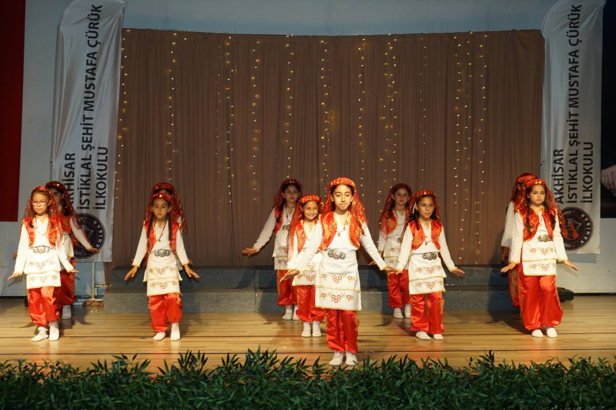 İLKOKUL ÖĞRENCİLERİNDEN MUHTEŞEM ŞİİR VE TÜRKÜ GECESİ