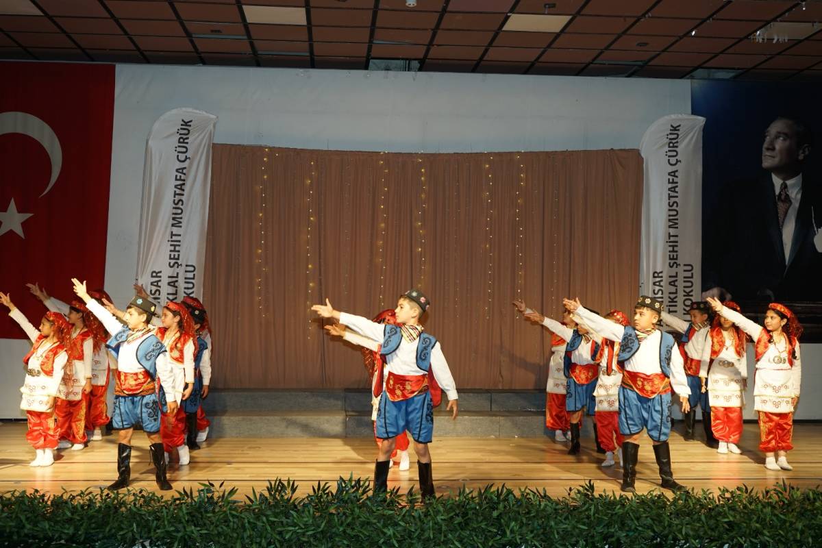 İLKOKUL ÖĞRENCİLERİNDEN MUHTEŞEM ŞİİR VE TÜRKÜ GECESİ
