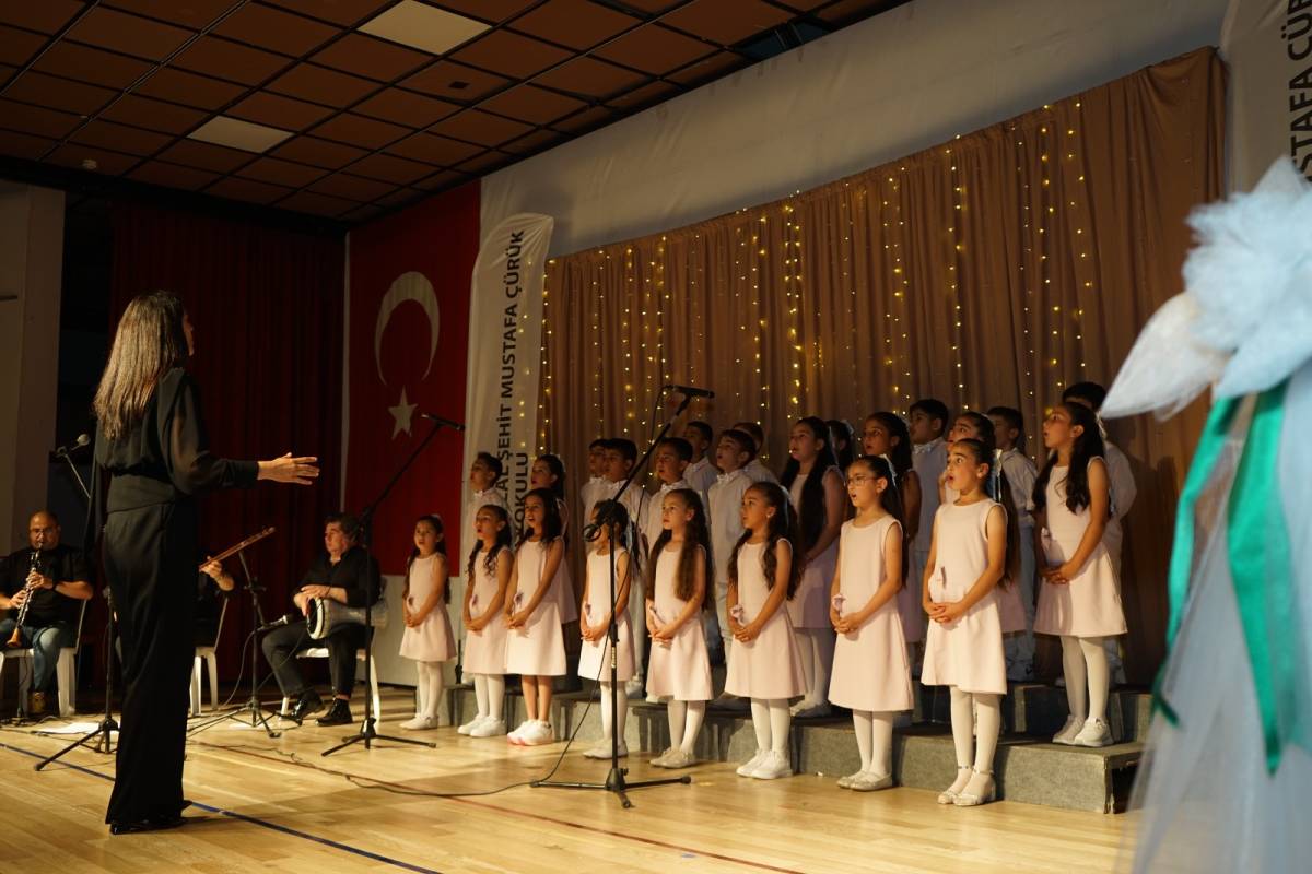 İLKOKUL ÖĞRENCİLERİNDEN MUHTEŞEM ŞİİR VE TÜRKÜ GECESİ