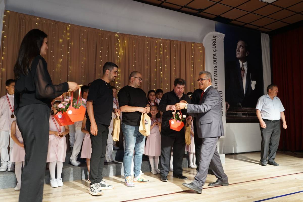 İLKOKUL ÖĞRENCİLERİNDEN MUHTEŞEM ŞİİR VE TÜRKÜ GECESİ