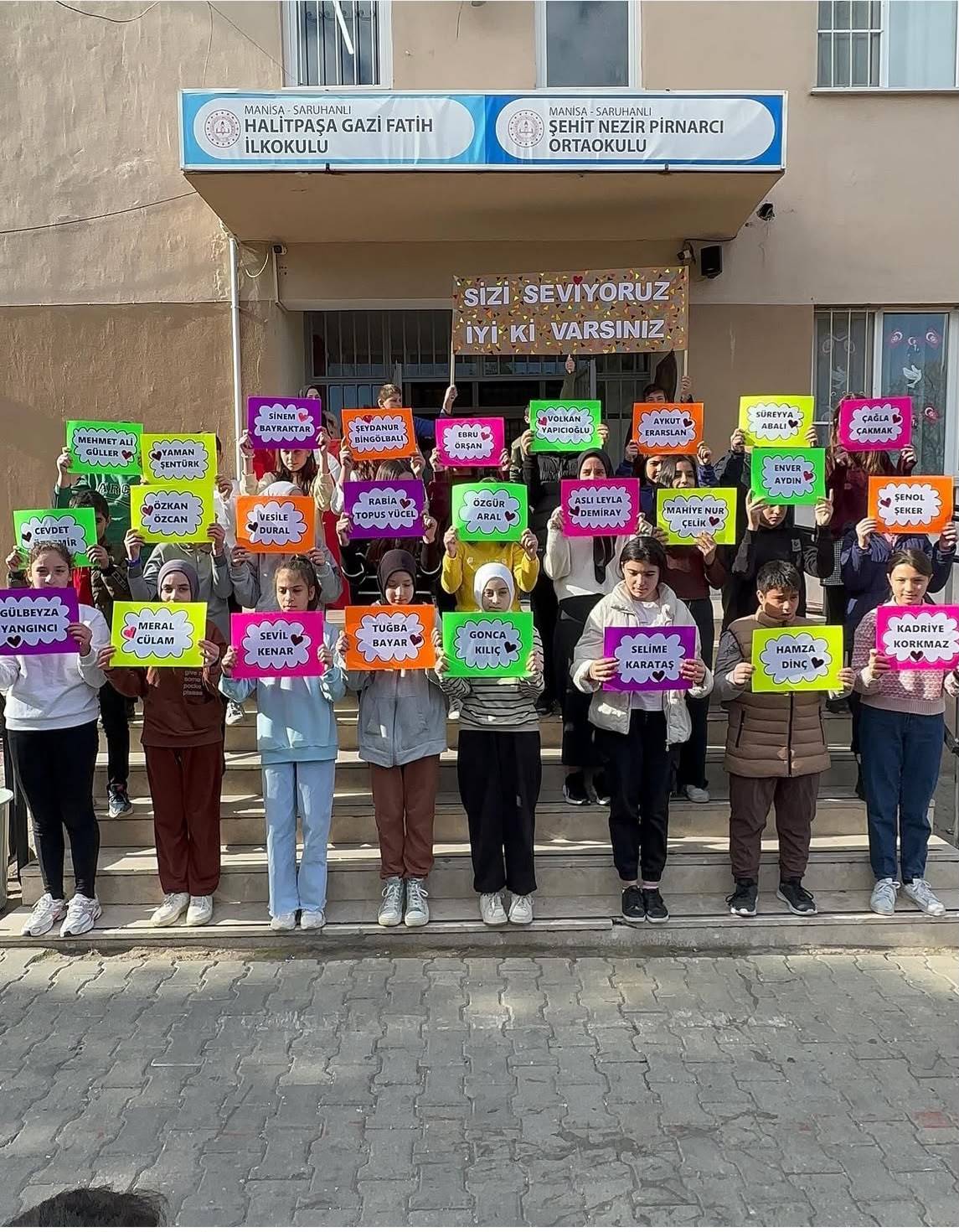 Manisalı İngilizce Öğretmeninden Dikkat Çeken Manifesto: “Mücadeleye Devam, Teslim Olmayacağım”