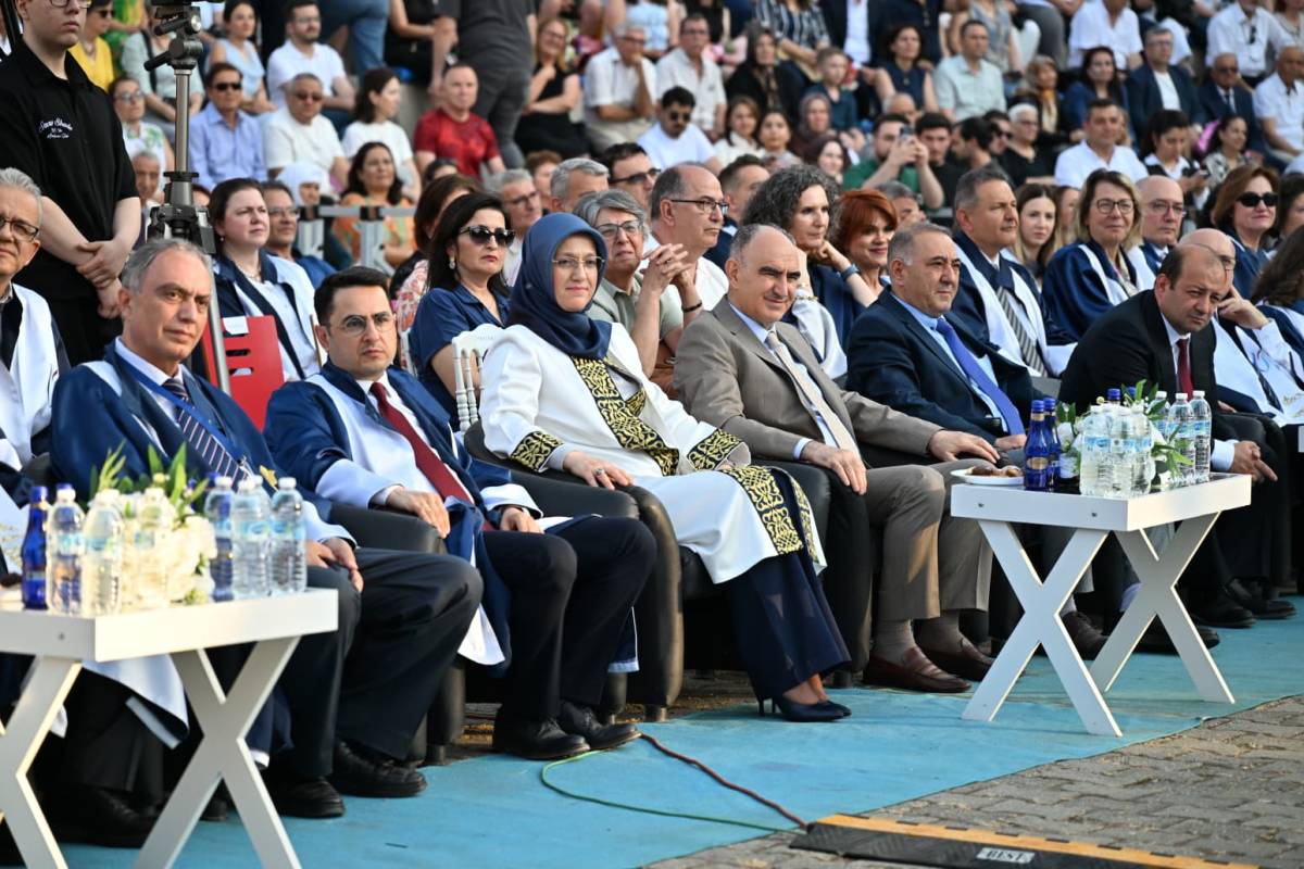 Vali Özkan, Genç Hekimlerin Mezuniyet Heyecanına Ortak Oldu