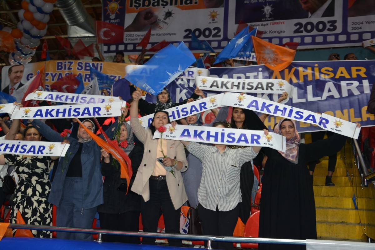 AK Parti Manisa’da 612 Kişilik Katılım Töreni Düzenledi