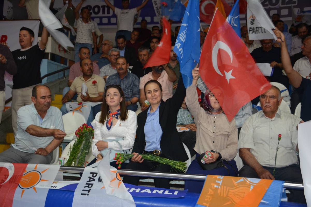 AK Parti Manisa’da 612 Kişilik Katılım Töreni Düzenledi