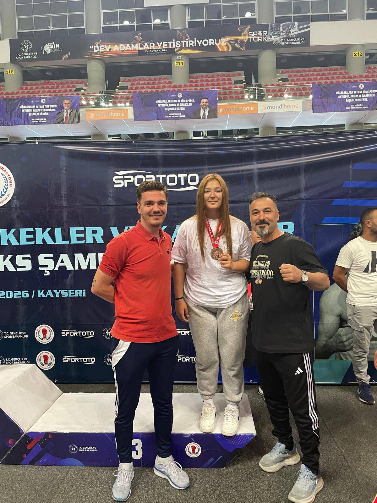 Manisalı Doğa Tezcan Türkiye Boks Şampiyonası'nda Üçüncü Oldu