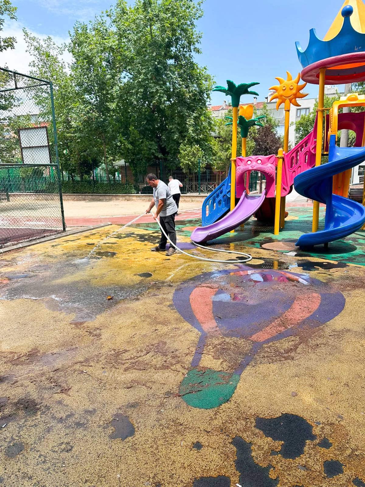 Yunusemre Belediyesi Parkları Hijyenik Hale Getiriyor