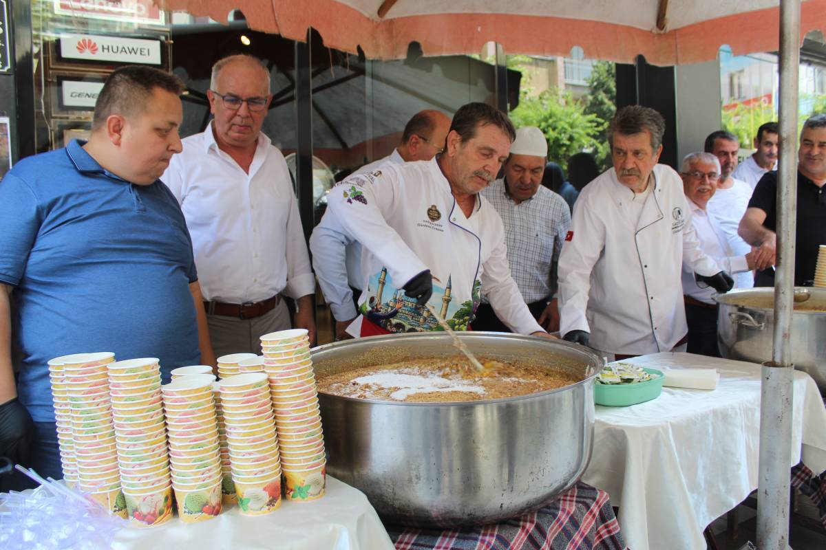 Manisa Esnaf Odasından 2 Bin 500 Kişilik Aşure İkramı