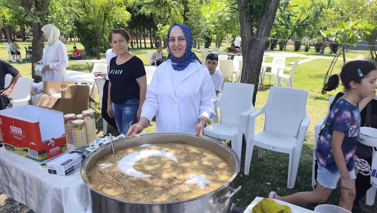 Güzelyurt Mahallesi'nde Bin Kişilik Aşure Hayrı Düzenlendi